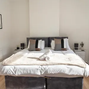 Mideyah - 3 Bed Comfy House Holiday home Cardiff